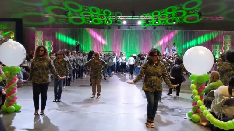 Stroll Into Your Monday Like β¦ πππ Happy Monday!!! (AKA CRC Stroll)